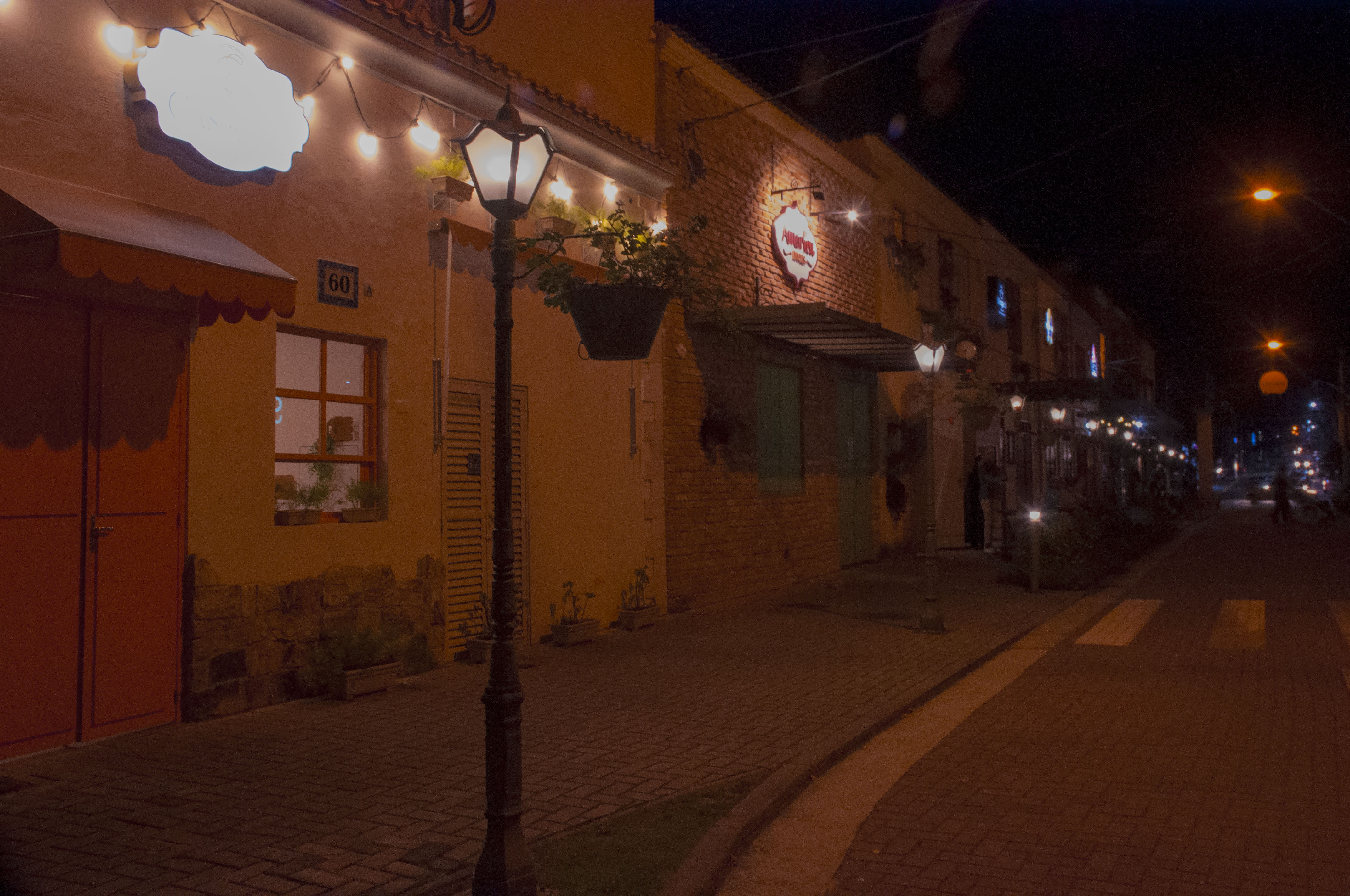 Apesar dos comércios não ficarem abertos a noite toda, a vila tem uma segurança 24 horas, permanecendo bem iluminada. Foto: Nicole Domingos