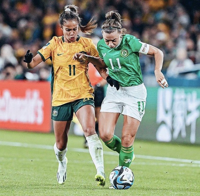 Mary Fowler (esquerda) e Katie McCabe (direita) disputando a bola. Foto: Reprodução/Instagram @matildas.