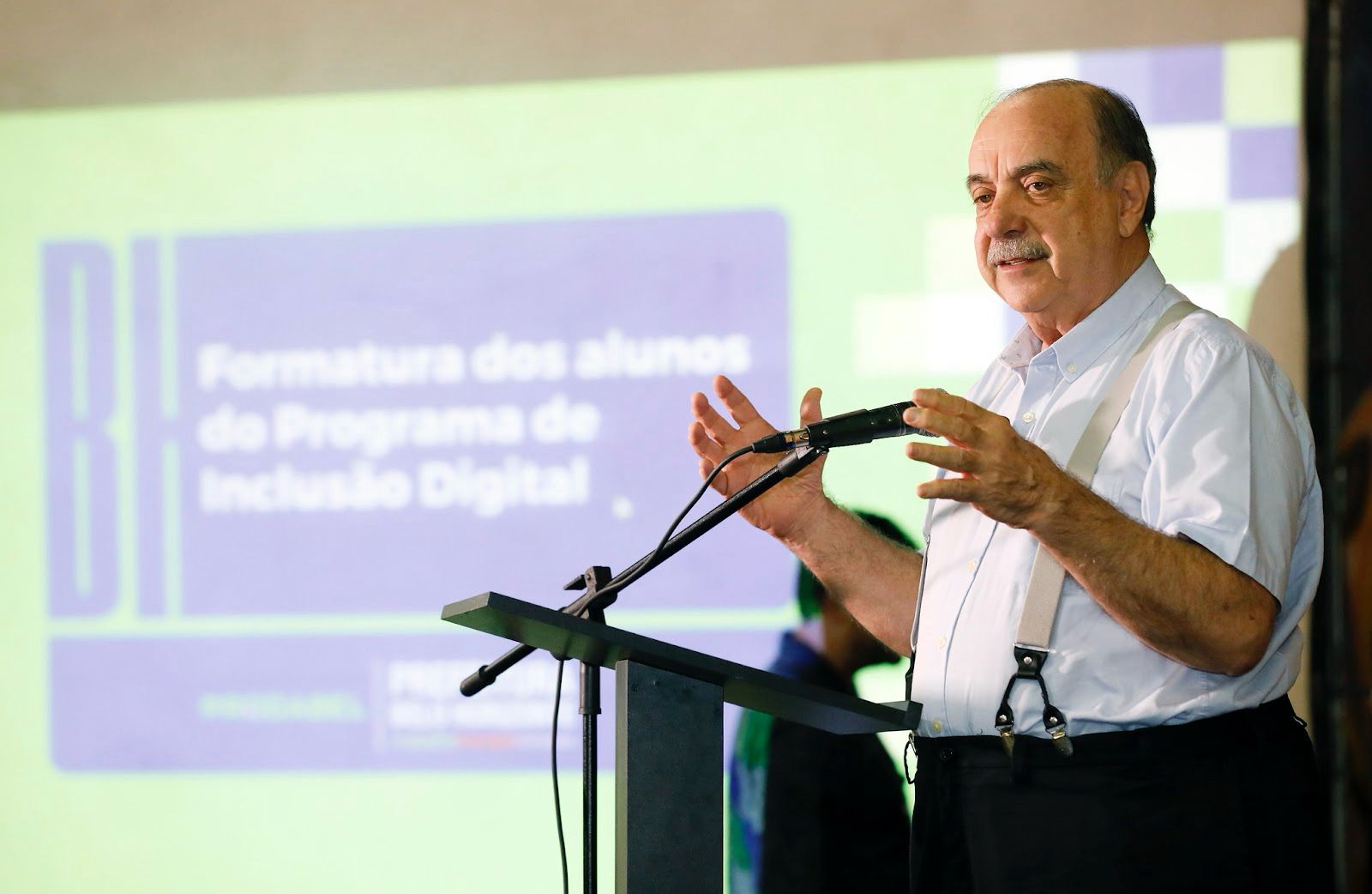 Fuad Noman, atual prefeito de Belo Horizonte, discursando na formatura de alunos do programa de inclusão digital.