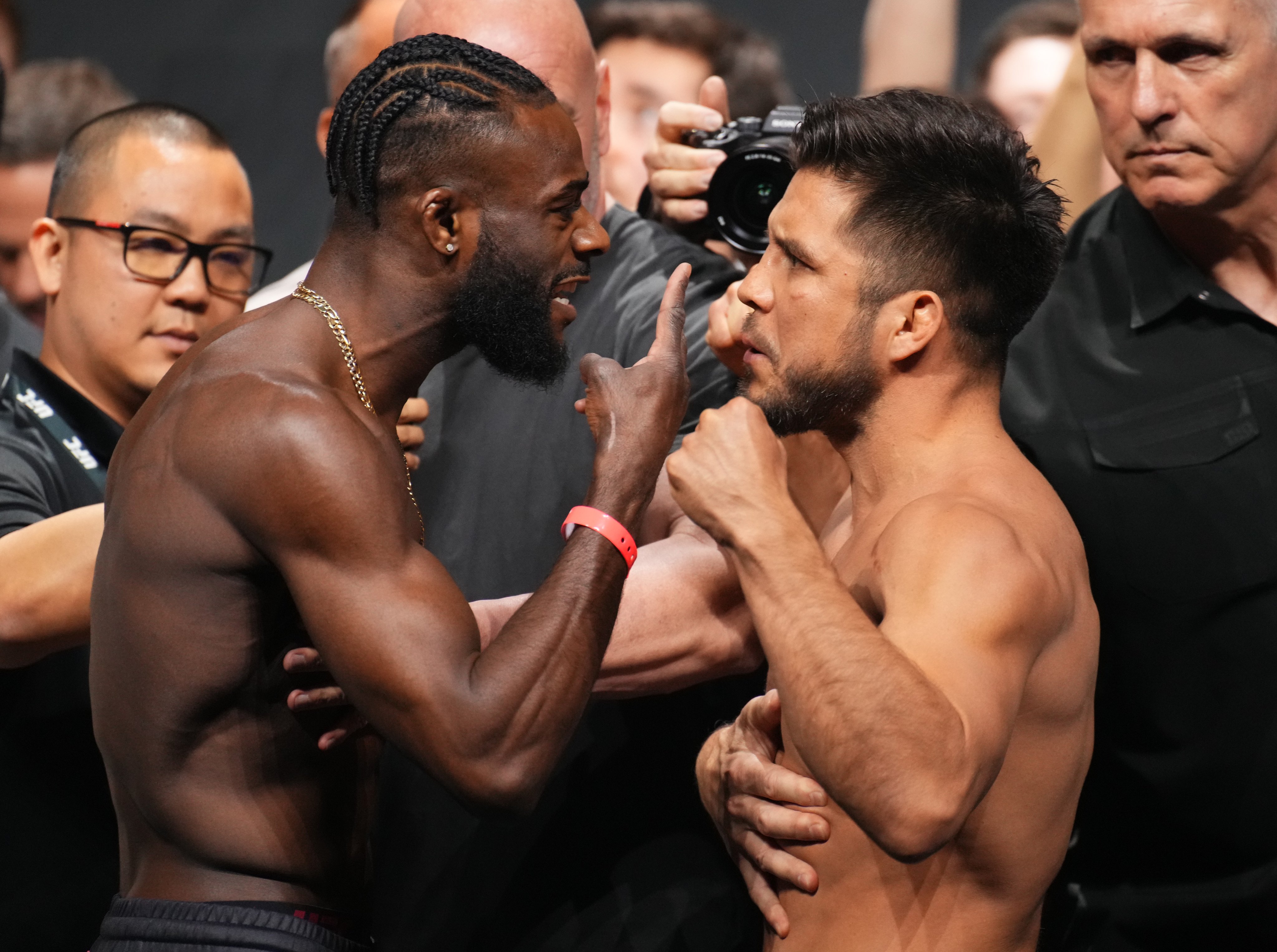 Aljamain Sterling apontando o dedo na cara de Henry Cejudo em meio a provocações durante a última encarada entre os lutadores, a frente de seu duelo no UFC 288. (Reprodução / Twitter: @ufc) 