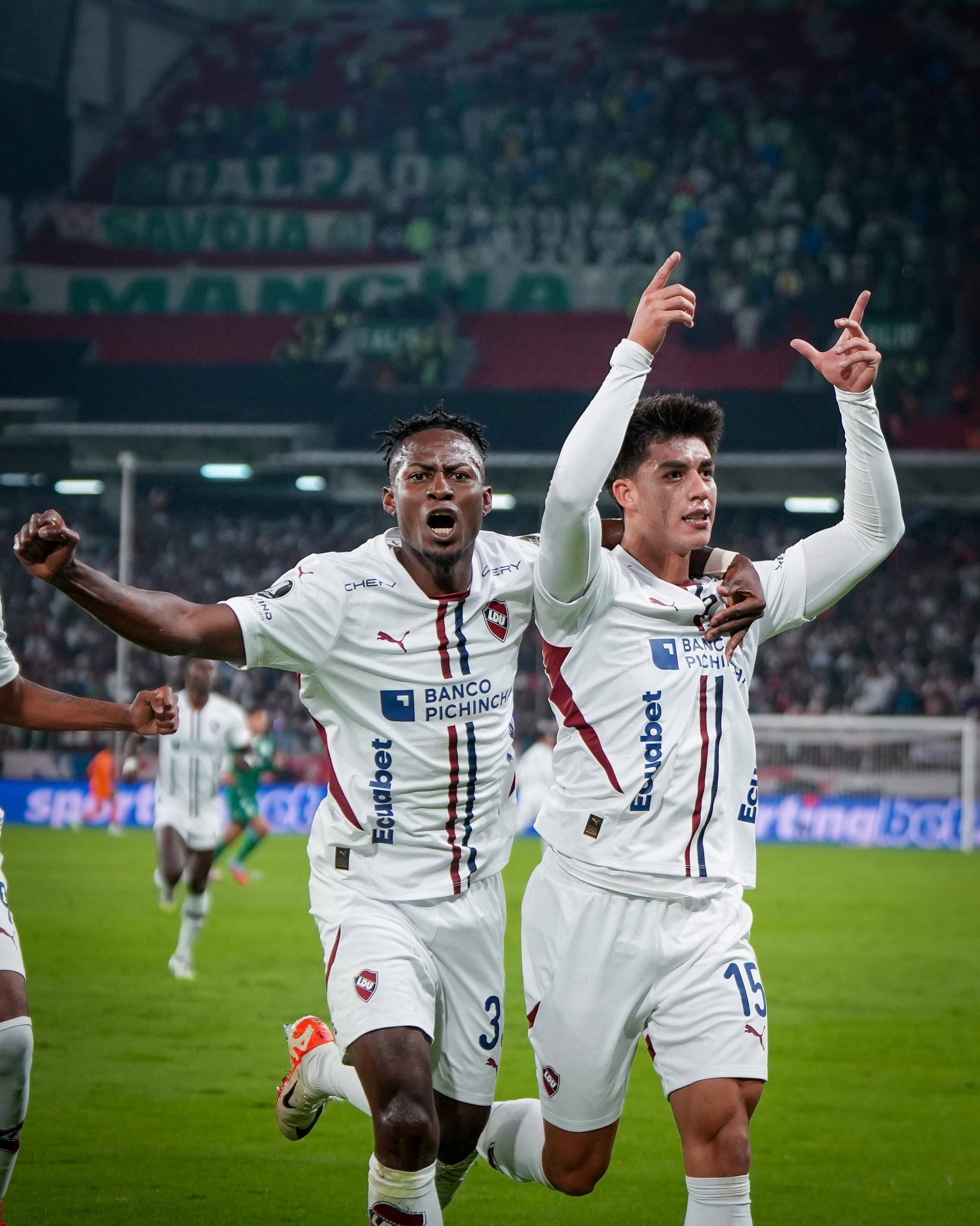 jogadores da LDU comemoram gol