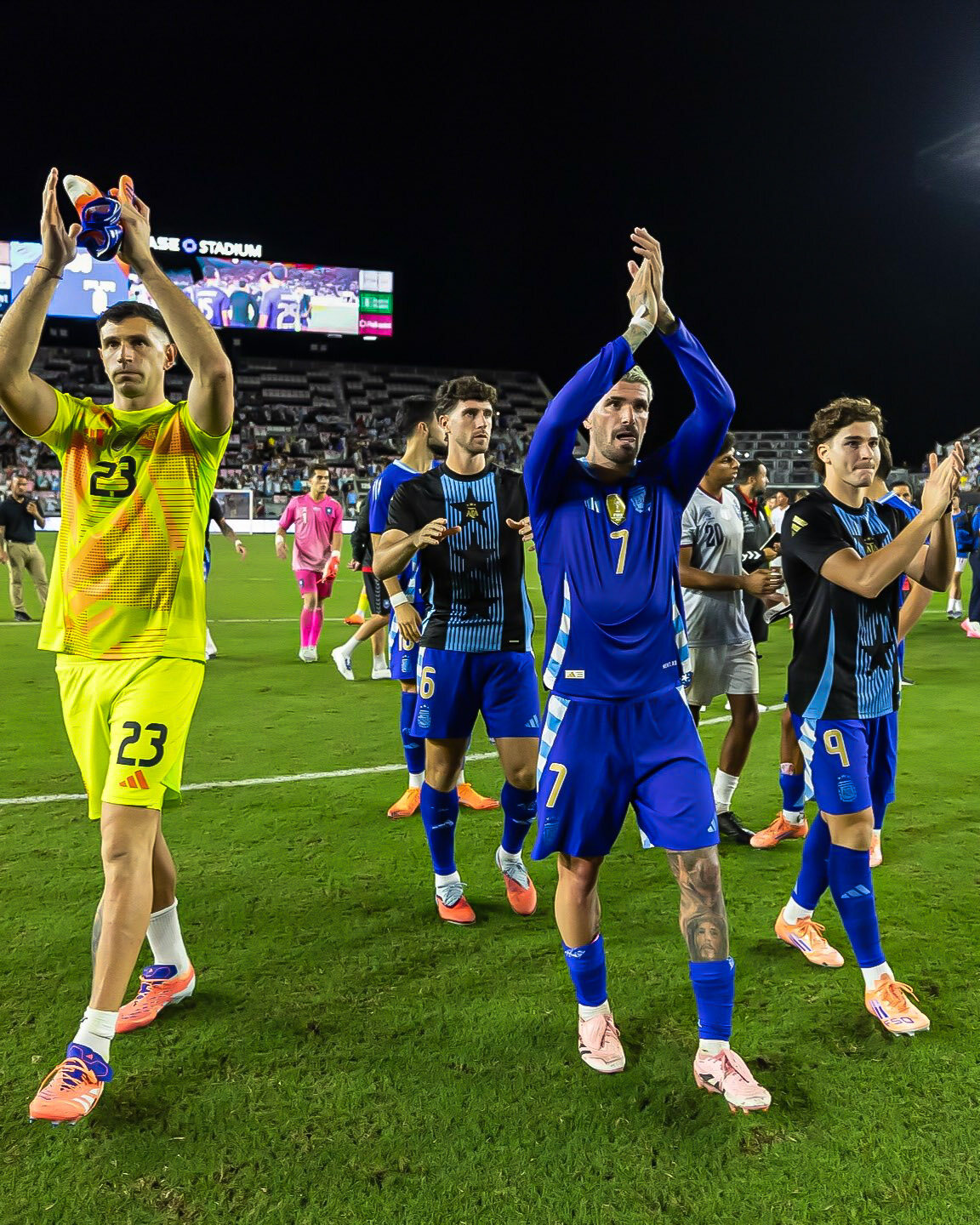 Jogadores da argentina comemorando vitória contra a seleção de Porto Rico