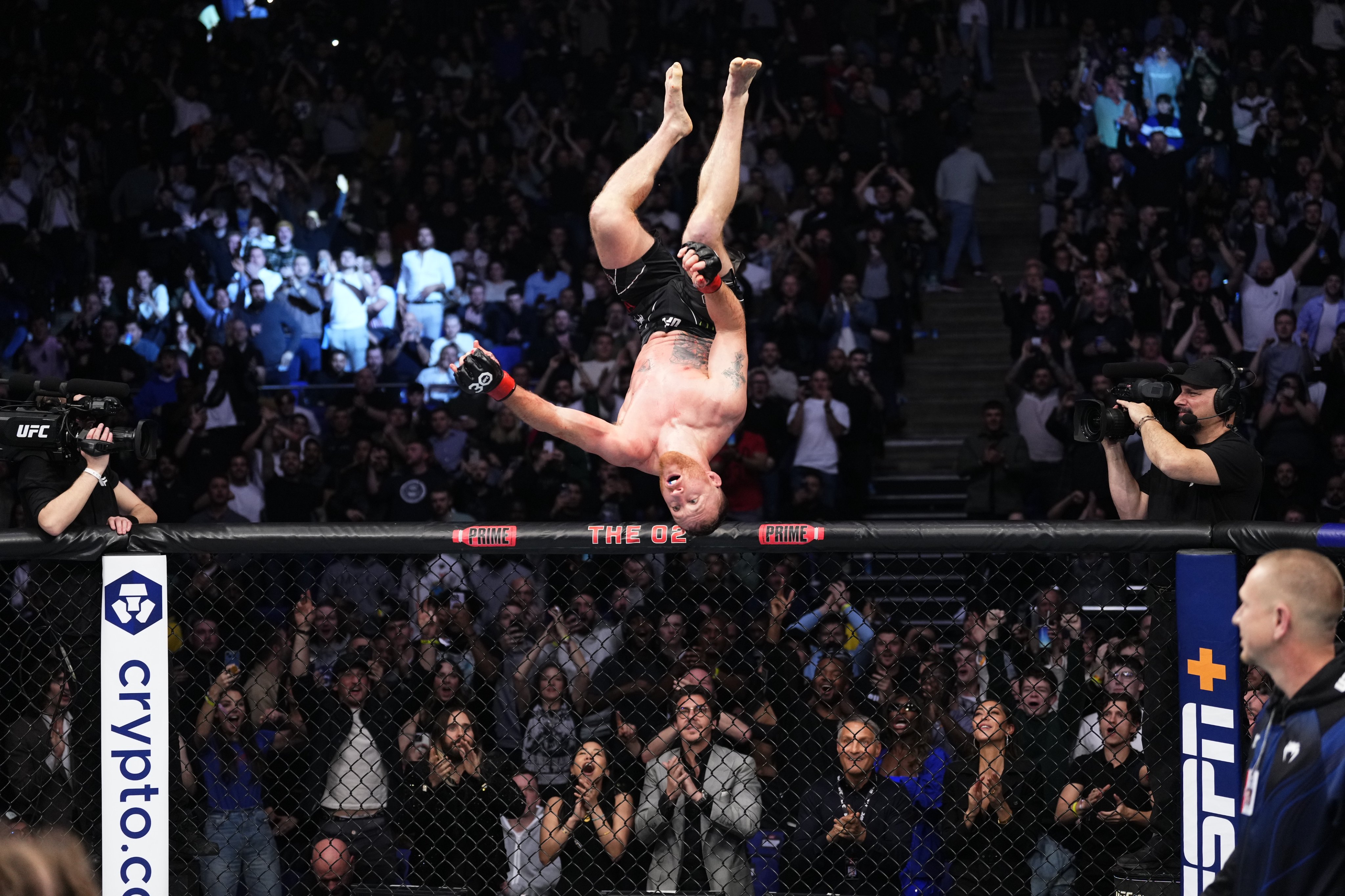 Justin Gaethje dando seu tradicional mortal do topo da grade ao final da luta. (Foto: Jeff Bottari | Crédito: Zuffa LLC via Getty Images | Reprodução: @UFC)