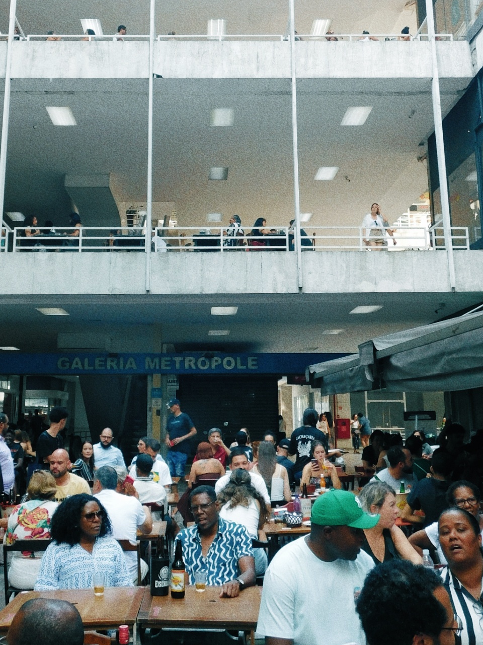Frente à Galeria Metrópole, muitas mesas.