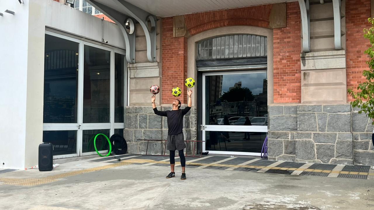 Ivan Gamba, 31 anos, em performance circense, no dia 08 de novembro, em frente ao Memorial da Resistência, durante a exposição Habitar a arte. Foto: Maria Clara Palmeira/AGEMT