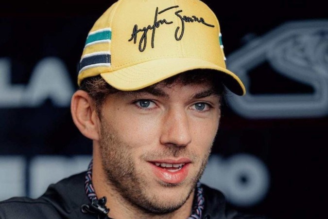 Pierre Gasly usa boné em homenagem a Ayrton Senna 