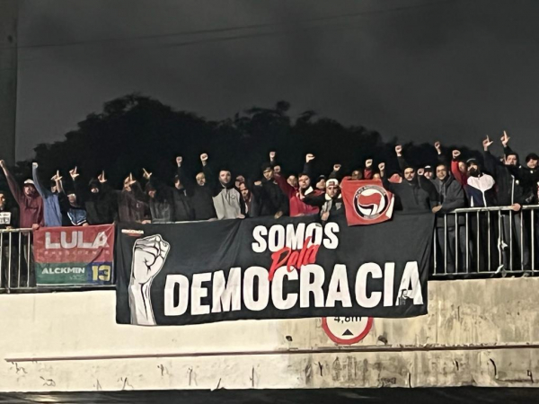 Gaviões da Fiel estendem faixa com a frase "Somos pela democracia".