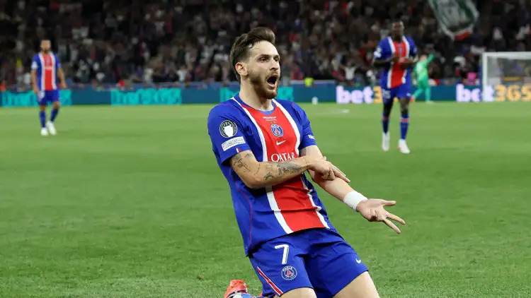 Comemoração do georgiano Kvaratskhelia após marcar o primeiro gol da partida. Reprodução/Instagram @psg