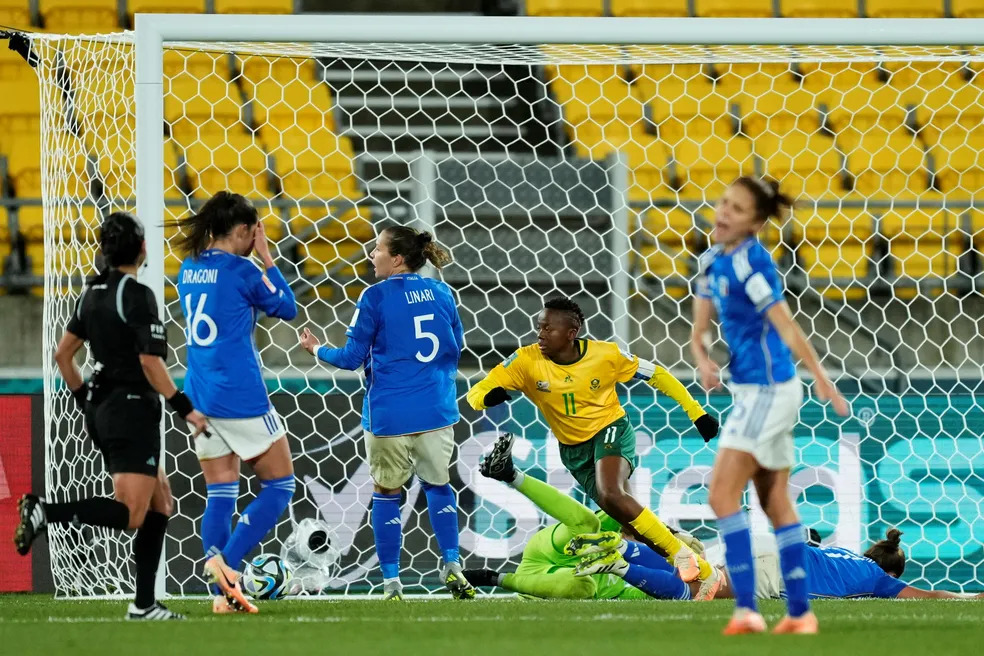 Kgatlana marca terceiro gol e garante vitória da África do Sul (Foto: Getty Images)