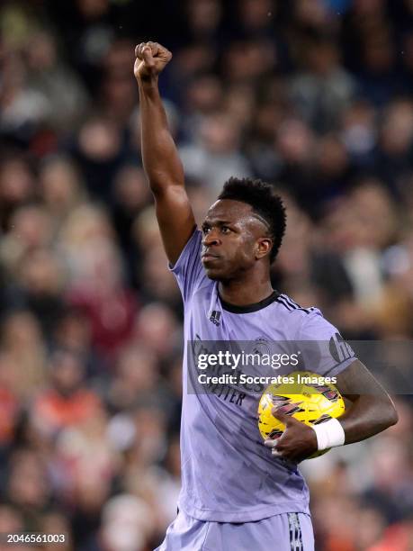 Vini Jr. fazendo símbolo anti racista após insultos da torcida no Estádio de Mestalla, Valencia. FOTO: Reprodução/Getty Images