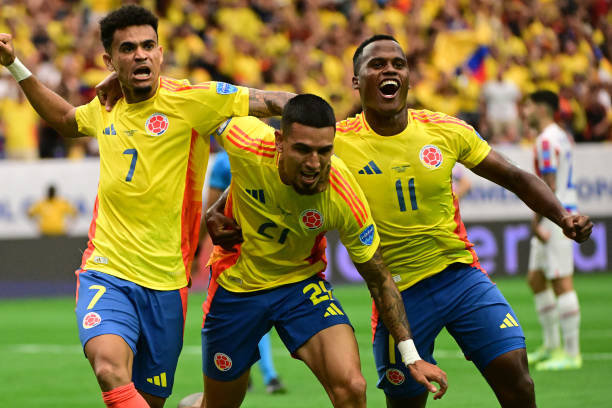 Muñoz comemora gol com companheiros. Crédito: Logan Riely/Getty Images