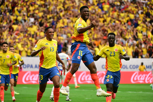 Lerma celebrando o gol com seus companheiros. Crédito: Logan Riely/Getty Images