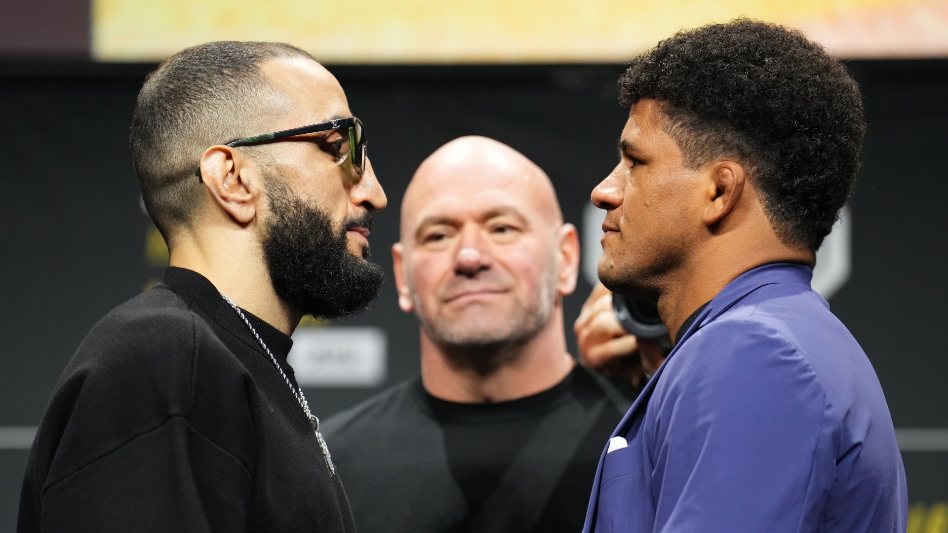 Belal Muhammad e Gilbert Burns se encaram frente ao seu duelo no UFC 288. (Foto: Chris Unger / Zuffa LLC / Getty)