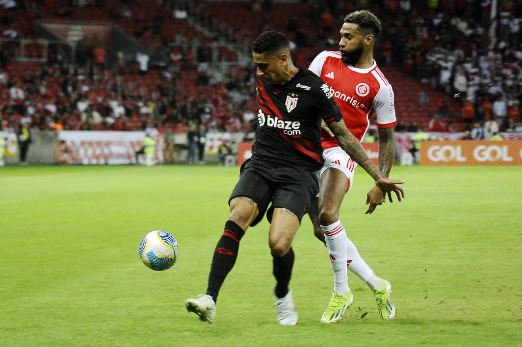 Bruno Tubarão (Atlético-GO) e Weley (Internacional) durante a partida - Foto: Donaldo Hadlich