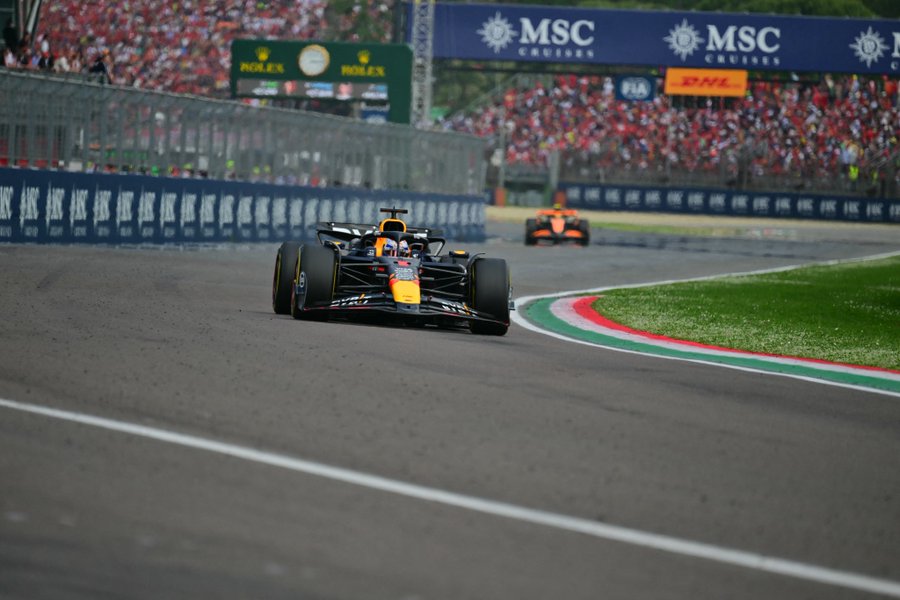 Apesar da corrida tranquila, a vitória de Verstappen na Itália teve um pouco de adrenalina. – Foto: Reprodução/X @F1