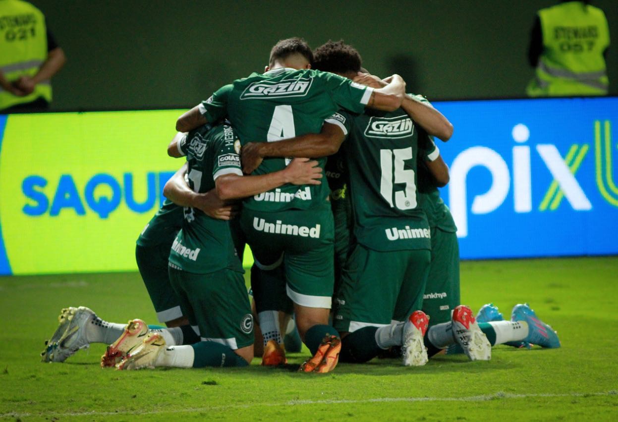 Time do Goiás unidos após vitória que o tirou da zona de rebaixamento