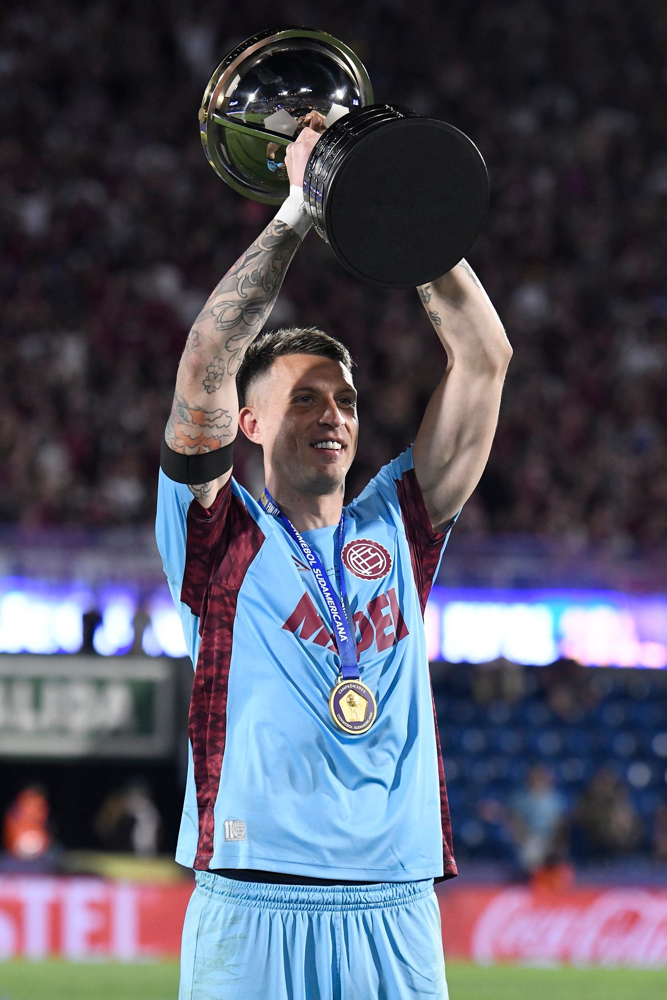 O goleiro Nahuel Losada com a taça da Copa Sul-Americana. Foto: Divulgação/X/@clublanus