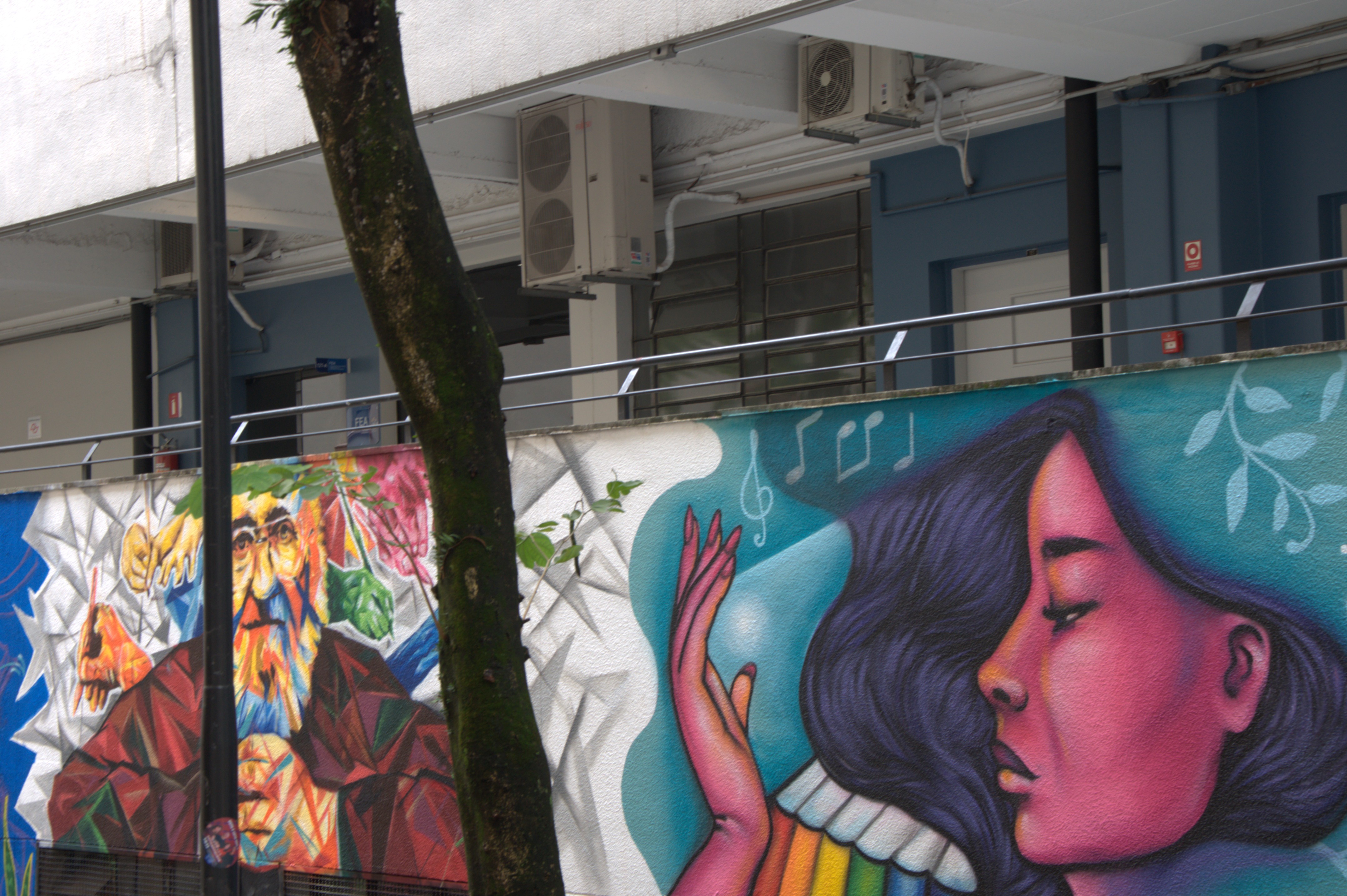 Grafites produzidos por artistas convidados pela PUC - SP no prédio novo. Foto: Beatriz Foz/ AGEMT. 