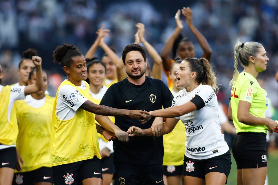 Em despedida de Arthur Elias, Corinthians é pentacampeão