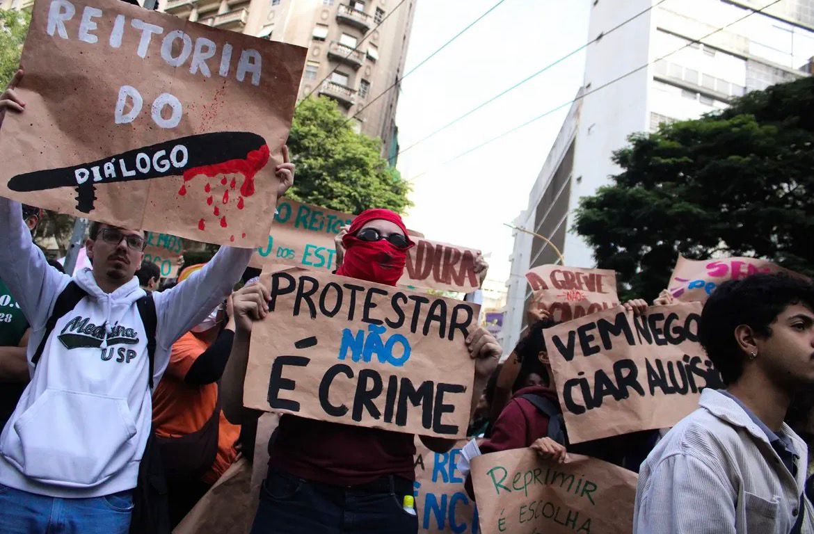 Alunos seguram cartazes em manifestação. Reprodução:/(@dceusp)
