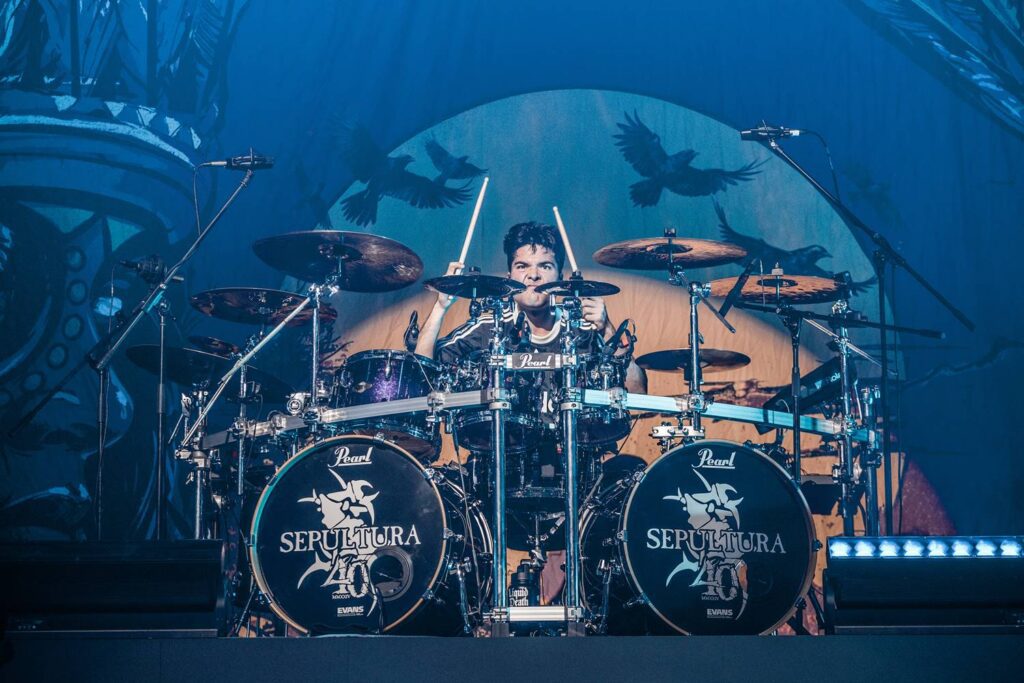 Greyson Nekrutman, baterista da banda Sepultura, tocando bateria em uma de suas apresentações em São Paulo