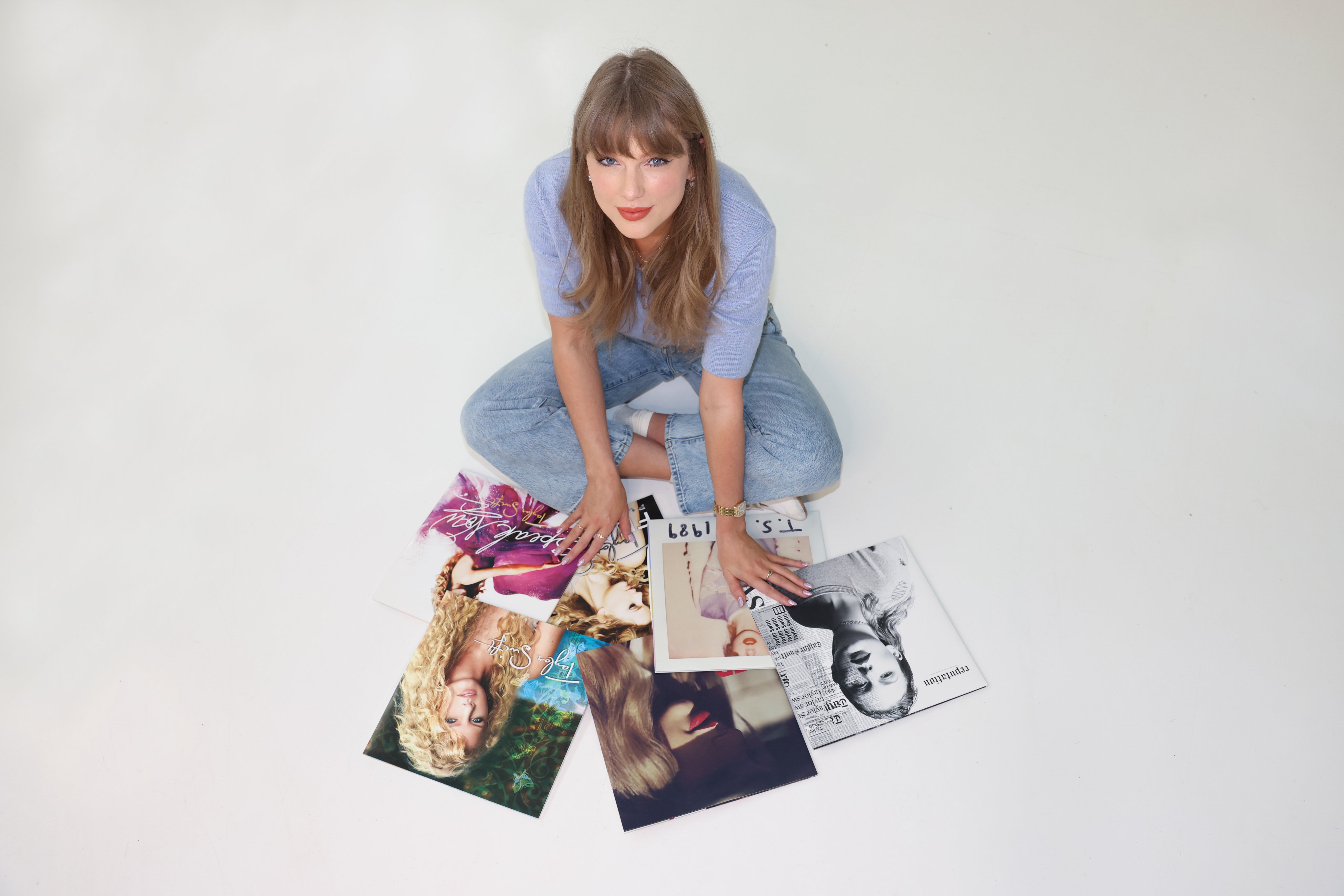 Cantora Taylor Swift com os discos "Taylor Swift" (2006), "Fearless" (2008), "Speak Now" (2010), "Red" (2012), "1989" (2014) e "Reputation" (2017)
