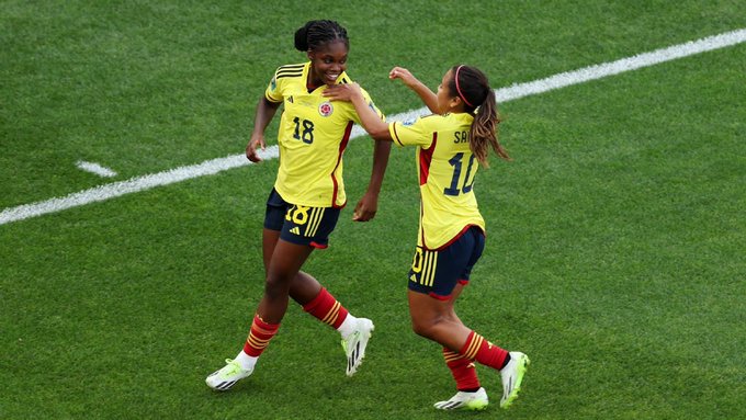 Linda Caicedo e Leicy Santos, da Colômbia, comemorando o gol no gramado.