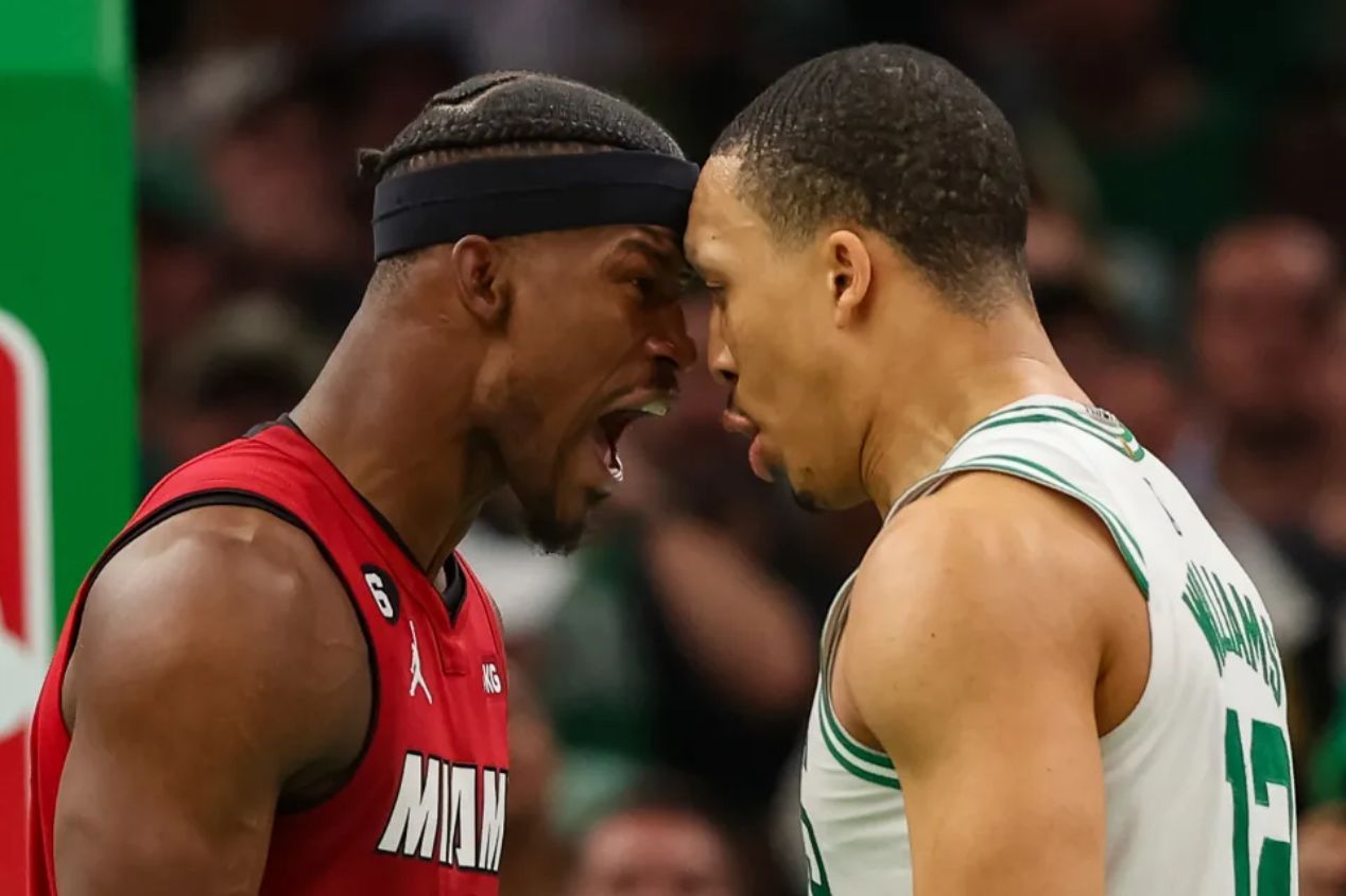 Jimmy Butler e Grant Williams em ação pelos Playoffs da NBA Foto:Getty Images