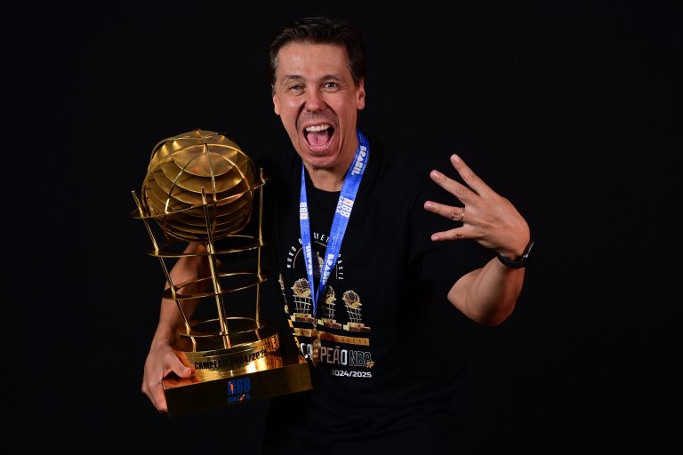 Técnico tirando foto com a taça
