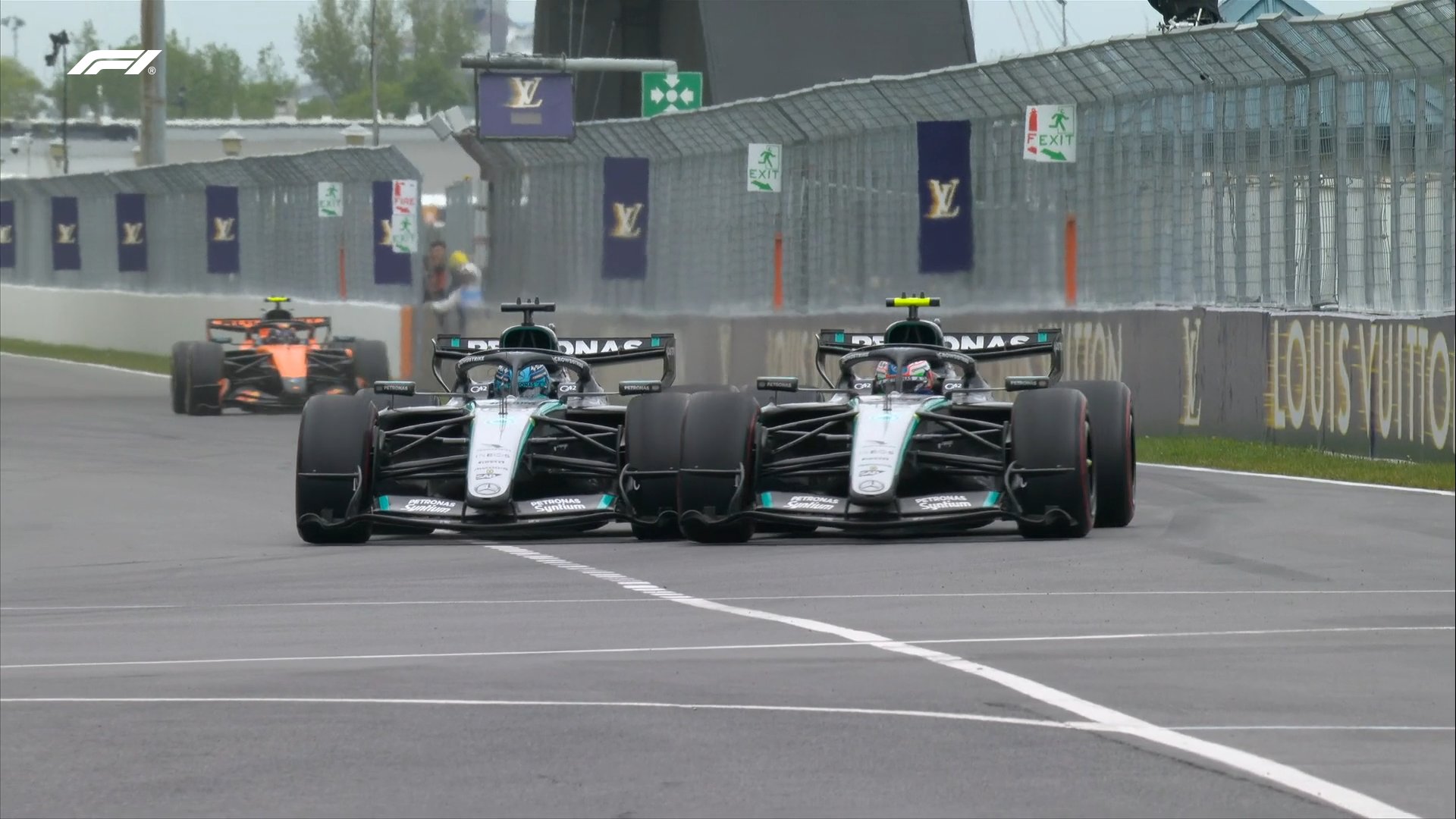 Foto: Russel e Antonelli lado a lado na pista durante a disputa pela liderança – Reprodução/F1 via X 