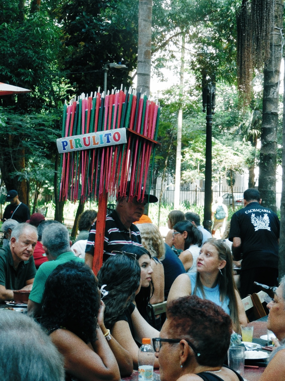 Homem vendendo pirulitos