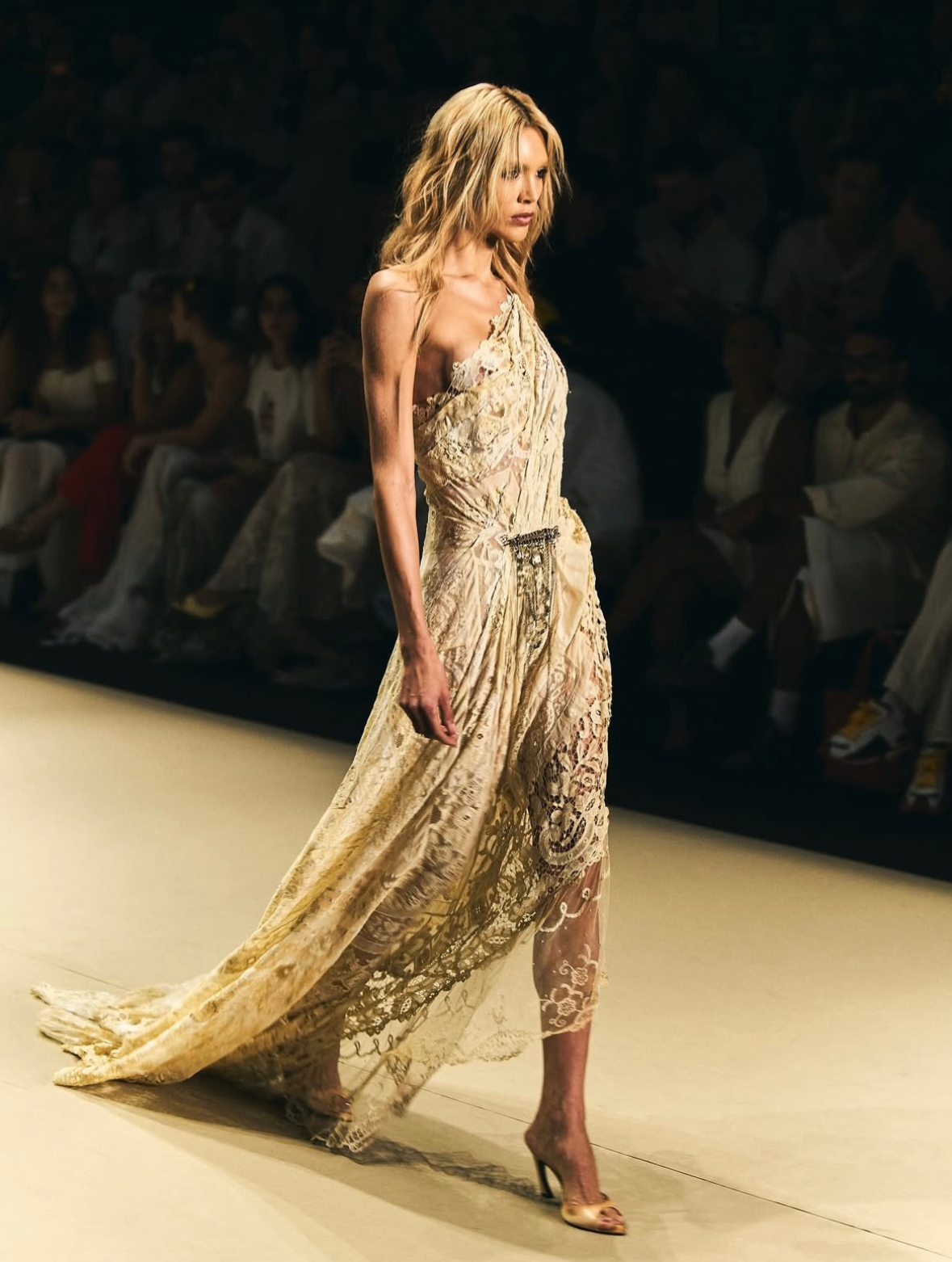 Modelo em vestido estilo sereia desfila