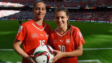 Fabienne Humm e Ramona Bachmann após ambas marcarem um hat-trick na estreia da Suíça na Copa do Mundo de 2015. Foto: Mike Hewitt/Getty Images.