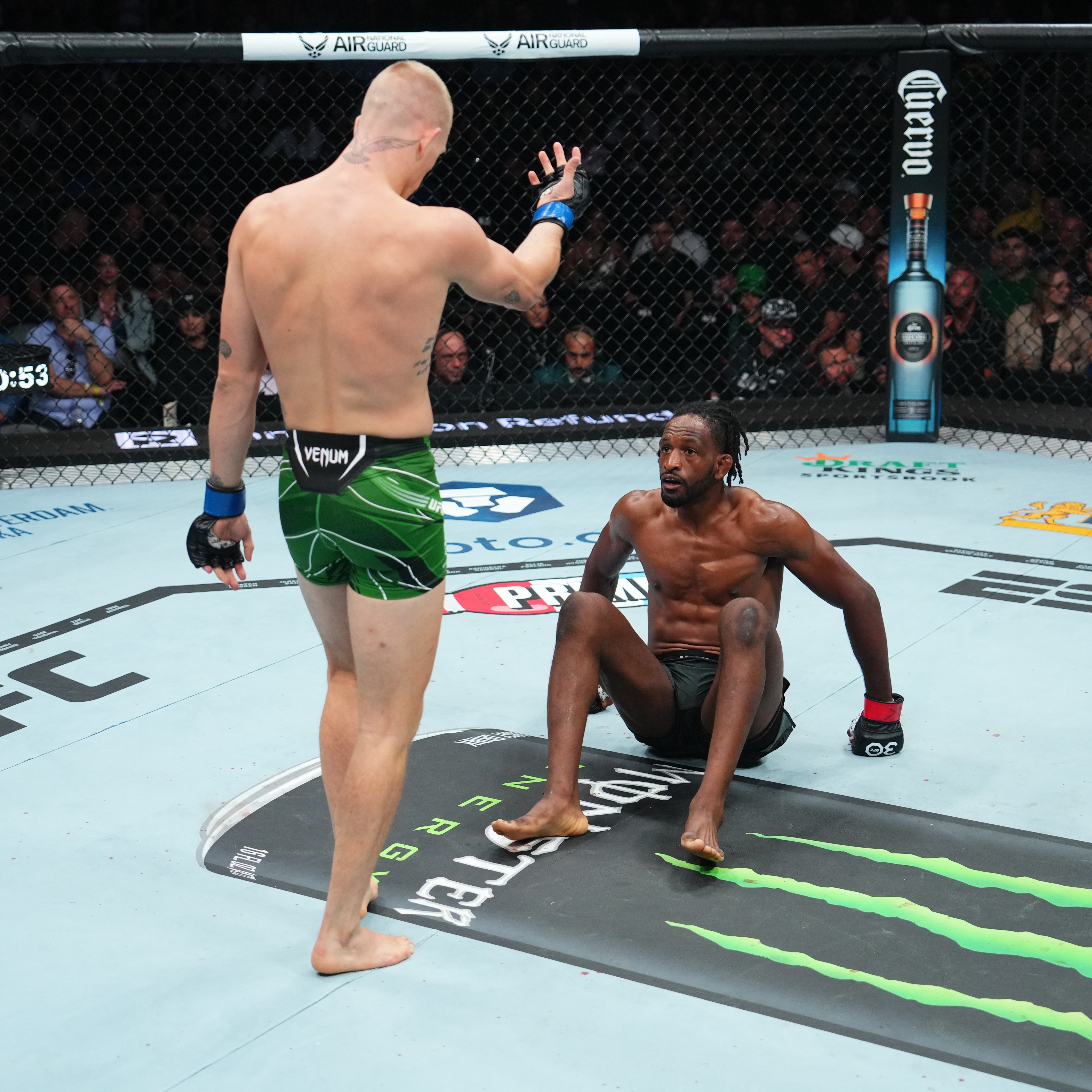 Garry provocando Neil durante o confronto. (Reprodução / Twitter: @ufc)