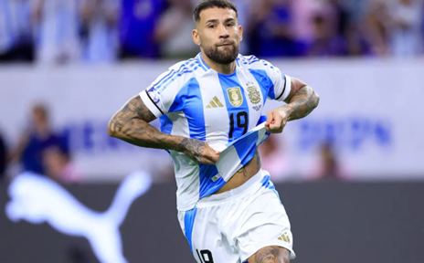 Otamendi, de camisa branca com listras azul, comemorando a classificação argentina. (foto: Buda Mendes/AFP)