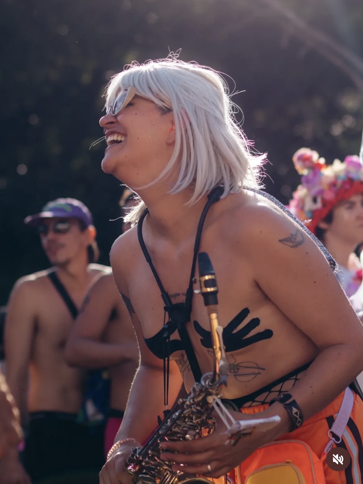 “A verdade é que esses c*nalhas não suportam nossa alegria. porque alegria não é só um sentimento pra gente: é forma de viver, construir comunidade, libertar nossos corpos e desejos”. Foto e legenda no post de @liraalli no Instagram.