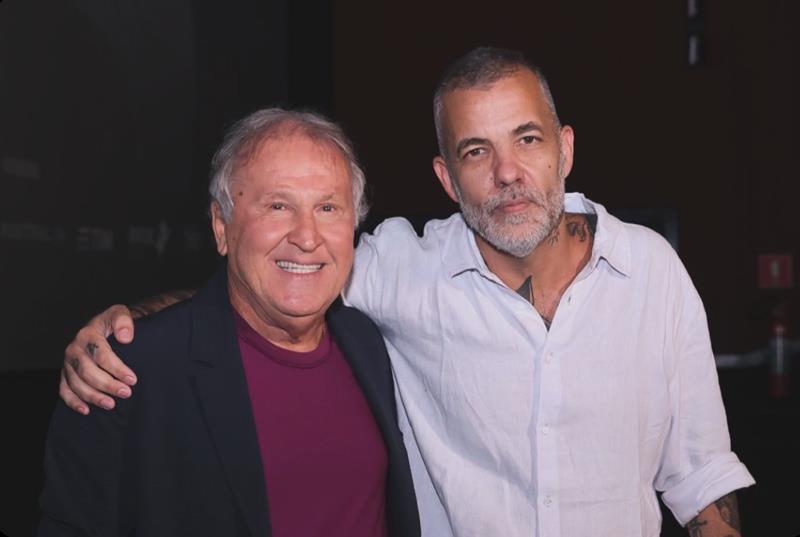 Foto/ Reprodução: Heloiza Daou via Instagram @helodaou. Jogador Zico ao lado do diretor João Wainer na pré estreia do filme “Zico, o Samurai de Quintino” 15.04.2026 