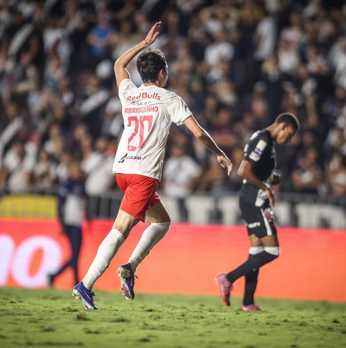 A imagem mostra Rodriguinho, do RB Bragantino, comemorando o gol.