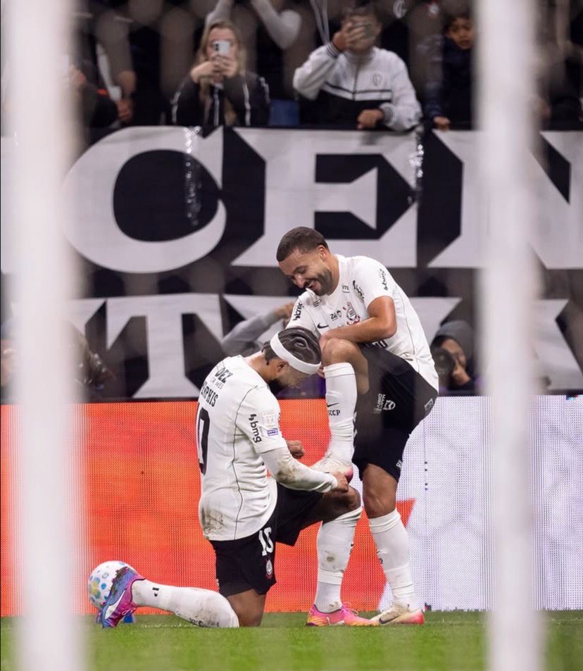 A imagem mostra Menphis e Labyad, ambos do Corinthians comemorando gol. 