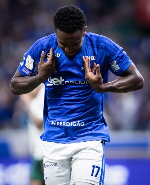 A imagem mostra Sinisterra , do Cruzeiro, comemorando o gol.