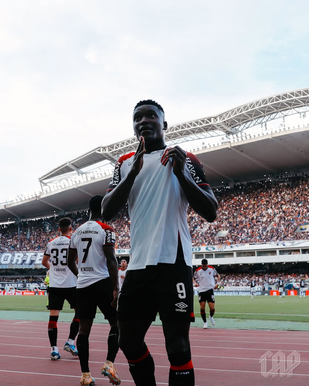 A imagem mostra Viveros, do Vitória, com comemorando o gol.