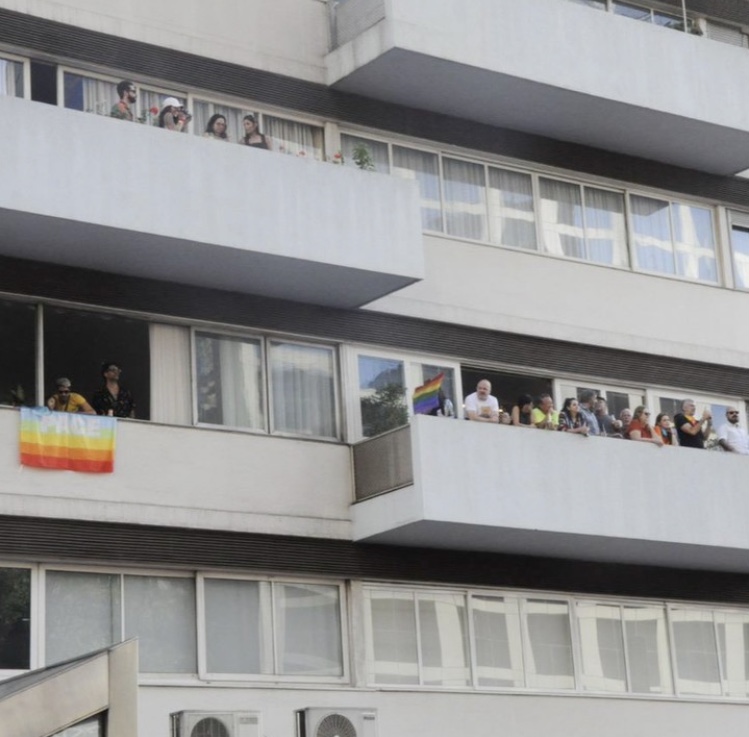 Moradores da Avenida Paulista assistindo à Parada de suas janelas e demonstrando seu apoio