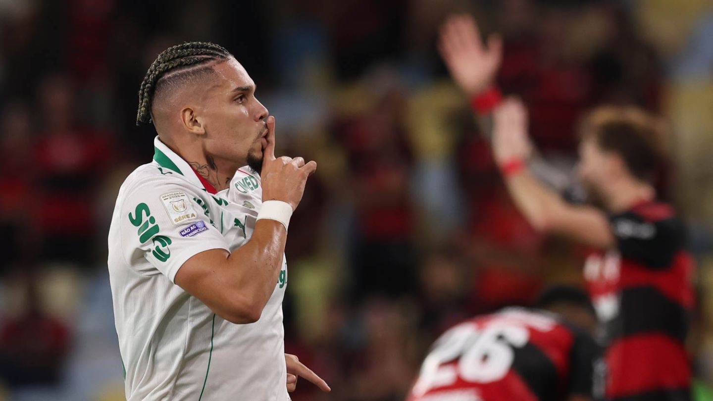 A imagem mostra Paulinho, do Palmeiras, comemorando o gol.