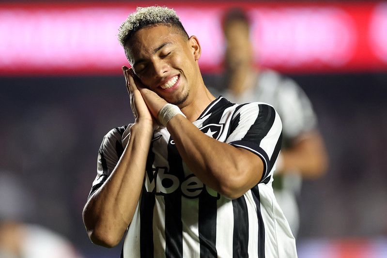 A imagem mostra Jordan Barrera, do Botafogo, comemorando o gol