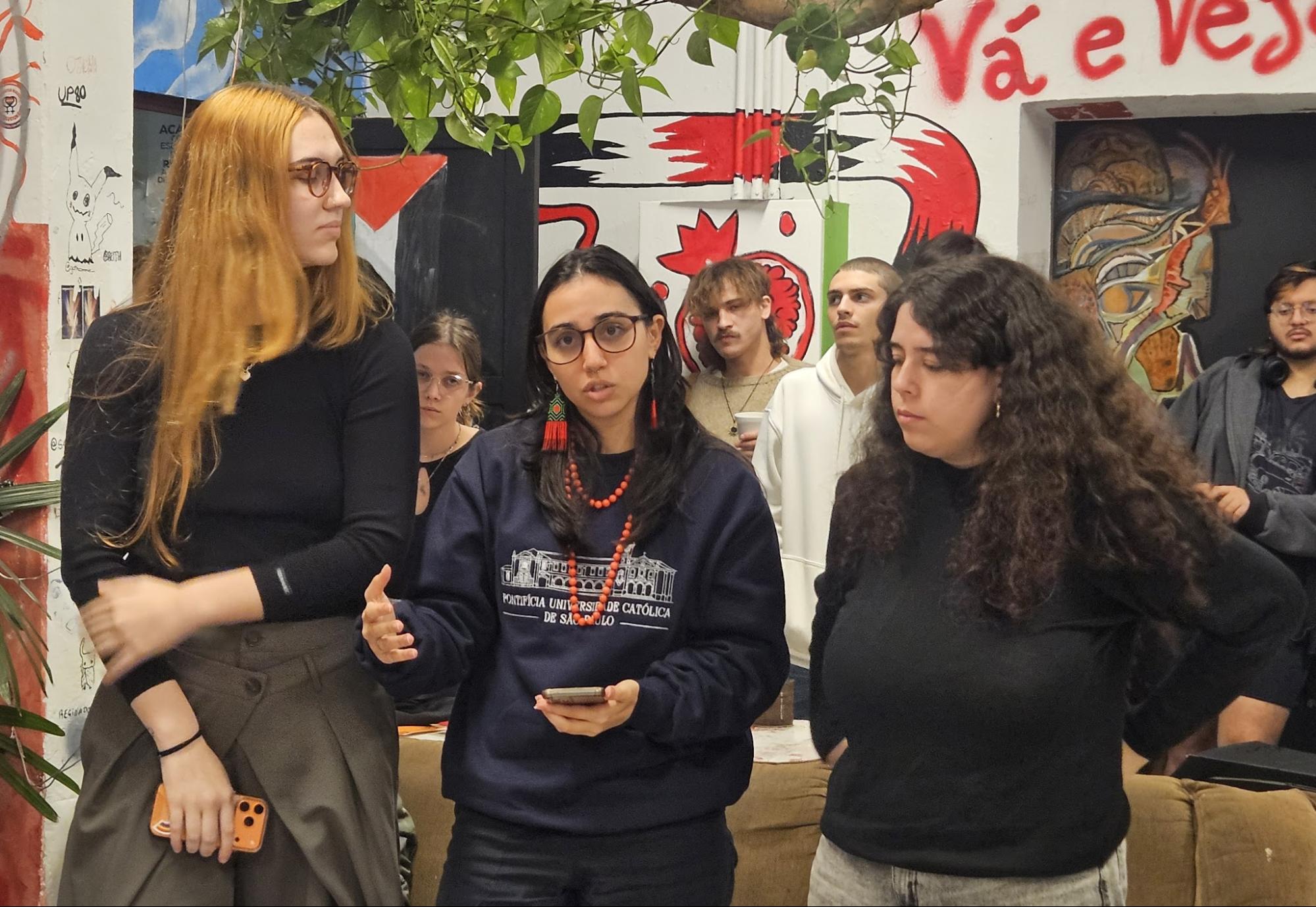 Representantes da chapa Glória Maria: Manuela Schenk Scussiato, Anna Cândida Xavier e Juliana Bertini (respectivamente) / Foto: Raissa Santos