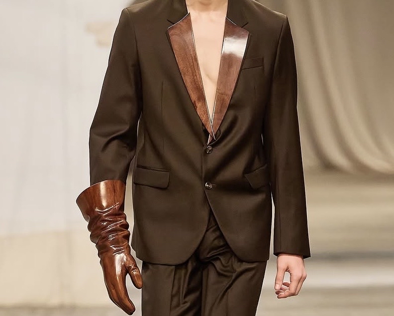 Detalhes de um dos visuais apresentados no desfile da Mondepars