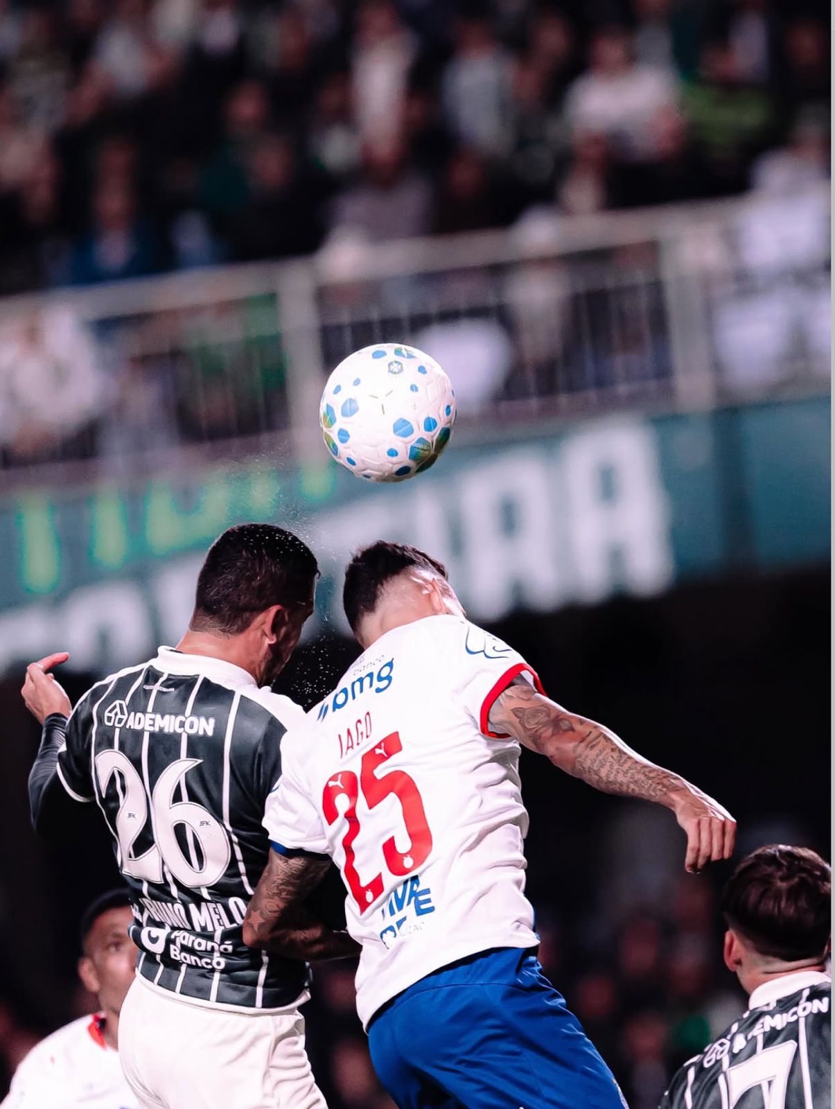 A imagem mostra uma dividida de bola. 