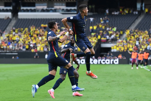 O lateral-esquerdo Hincapié, de camisa azul escuro, comemorando o primeiro gol da partida. (Foto: Candice/AFP)