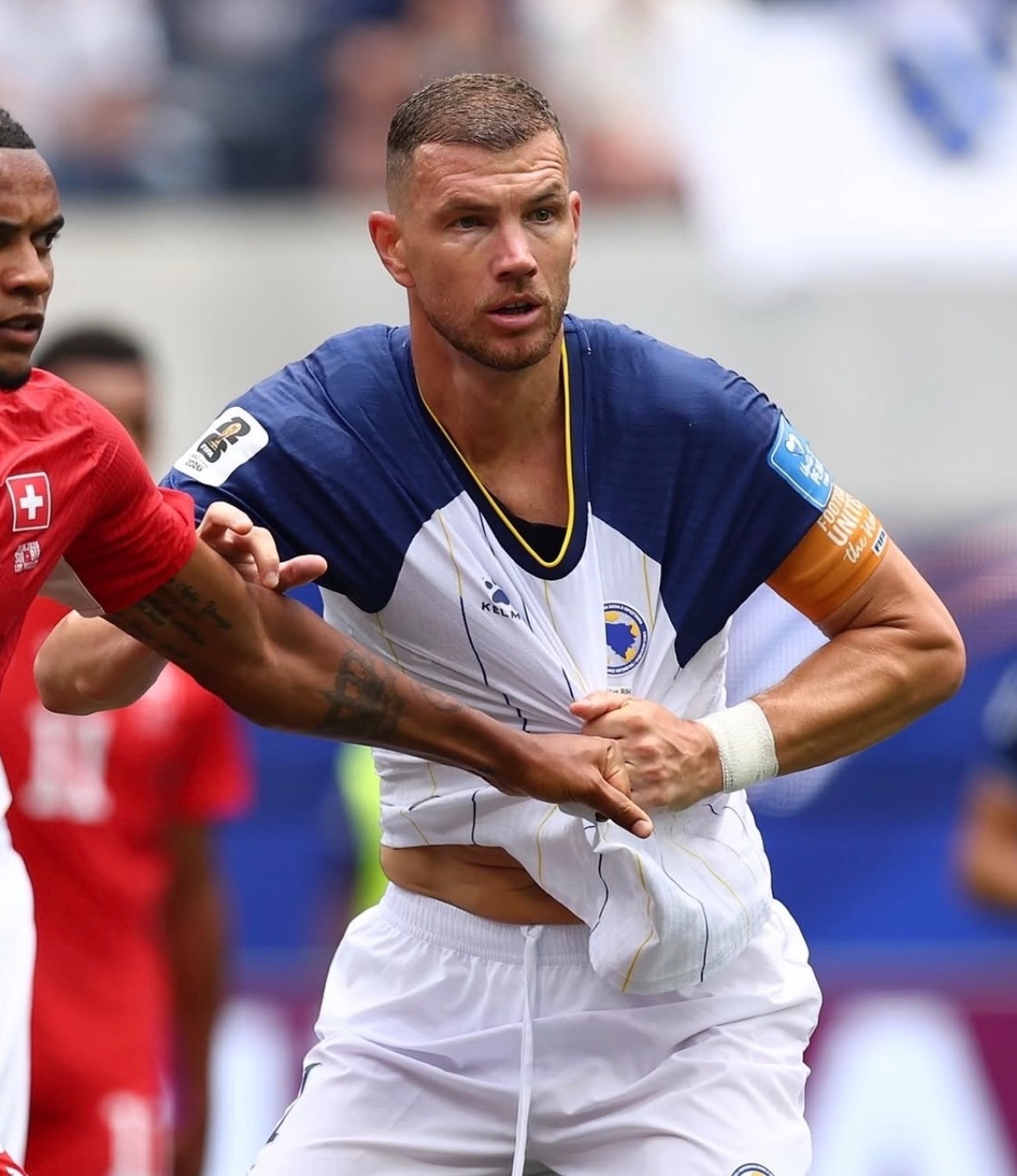 Edin Dzeko durante partida contra Suíça.