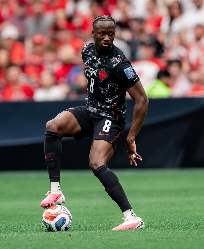Jogador canadense, Ismael Koné, antes de se lesionar.